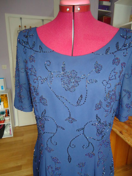 Robe de couleur bleu outremer, perl�e. 20 Torcy (77)