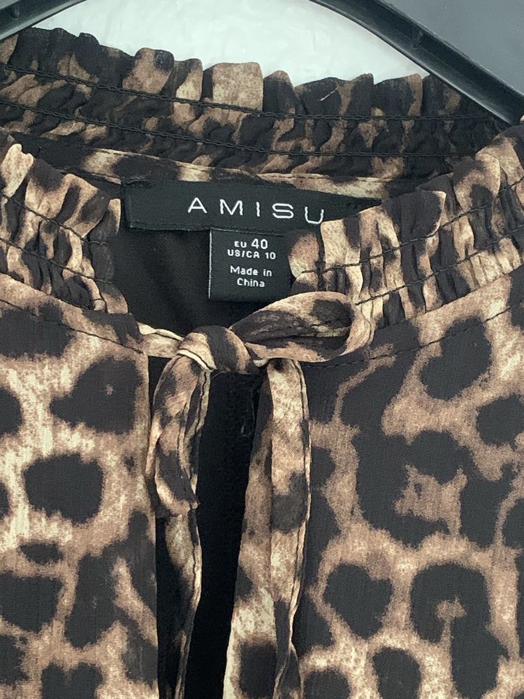 Robe courte L�opard Amisu- Occasion taille 40
L / 40 / 12� 20 N�mes (30)