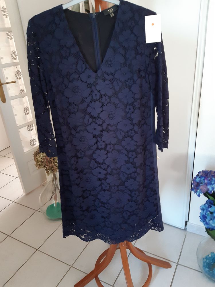 ROBE DENTELLE NEUVE AVEC ETIQUETTE JAMAIS PORTEE TAILLE 38 
25 Angers (49)