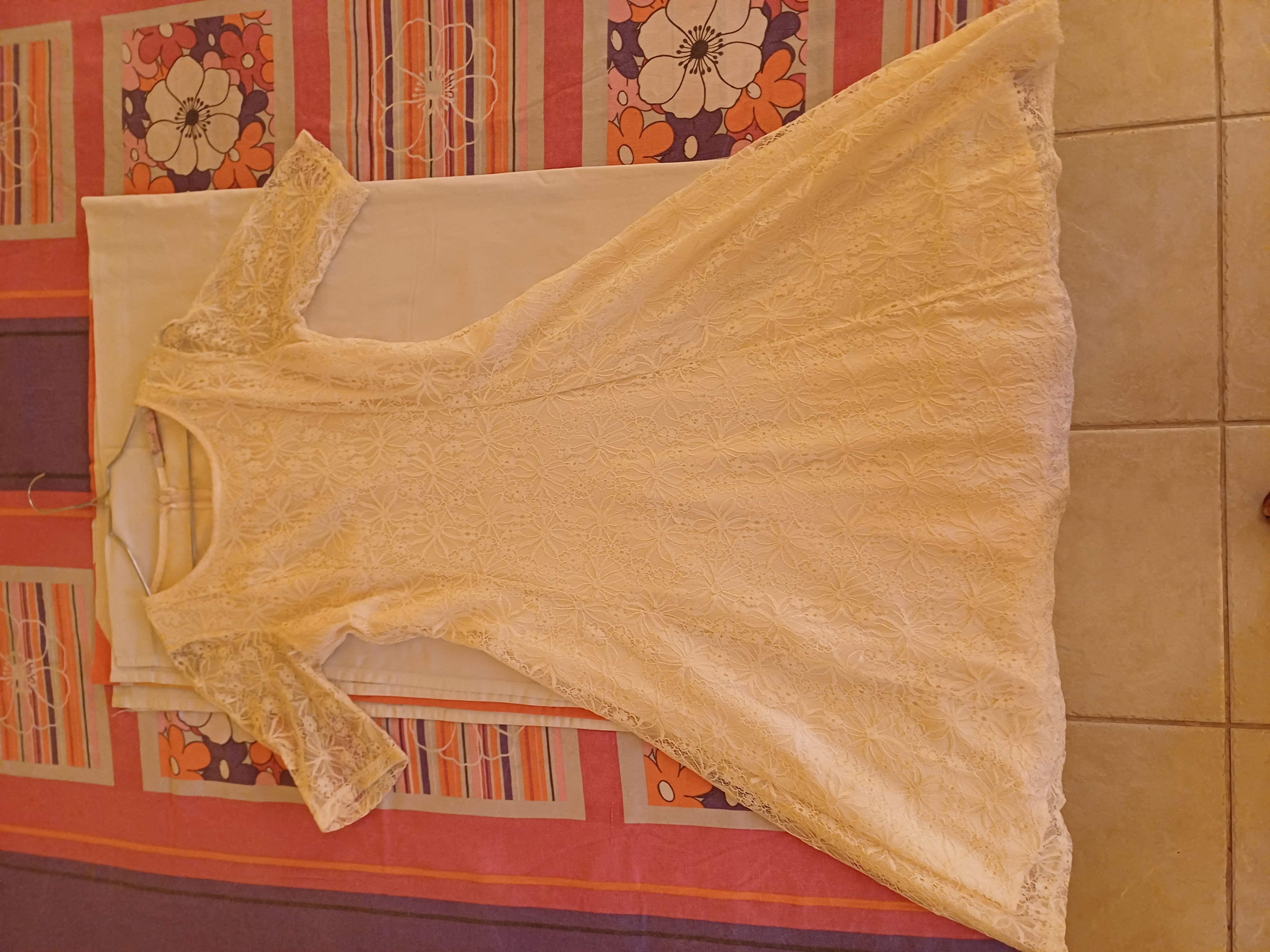 Robe dentelle de Paris 25 Bois de N�fles Saint Paul (97)