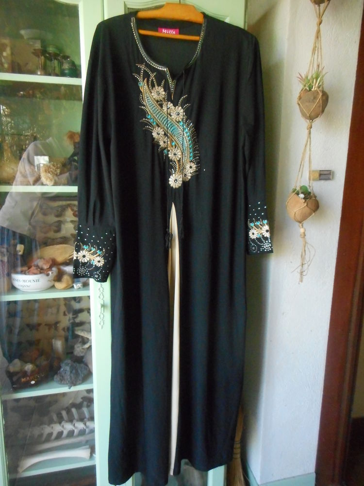Robe djellaba noire 15 Nieuil-l'Espoir (86)
