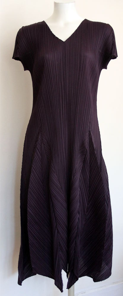 Robe encre PLEATS PLEASE - ISSEY MIYAKE T.3 soit 40 Fr 350 Issy-les-Moulineaux (92)