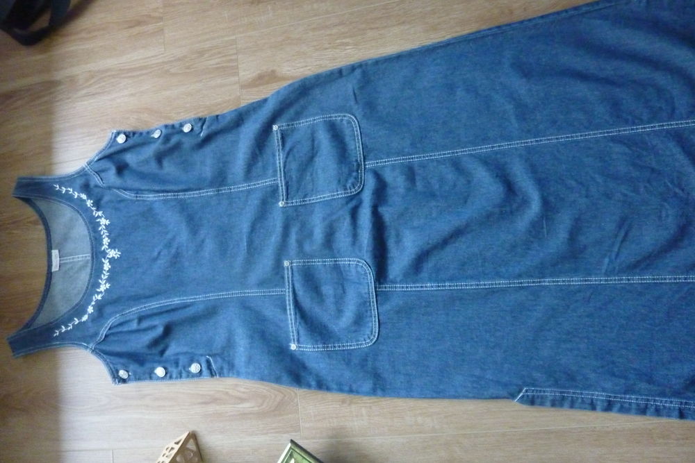 ROBE FEMME 
8 Villers-sur-Mer (14)