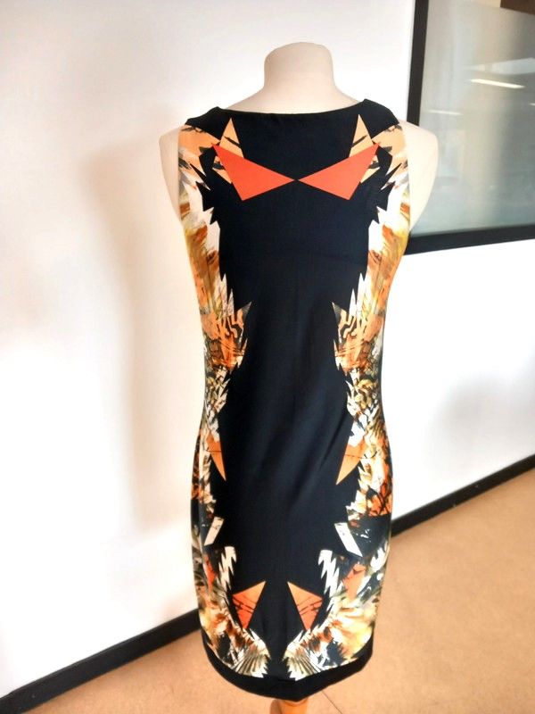 Robe G�om�trique orange et noir 15 Wattrelos (59)