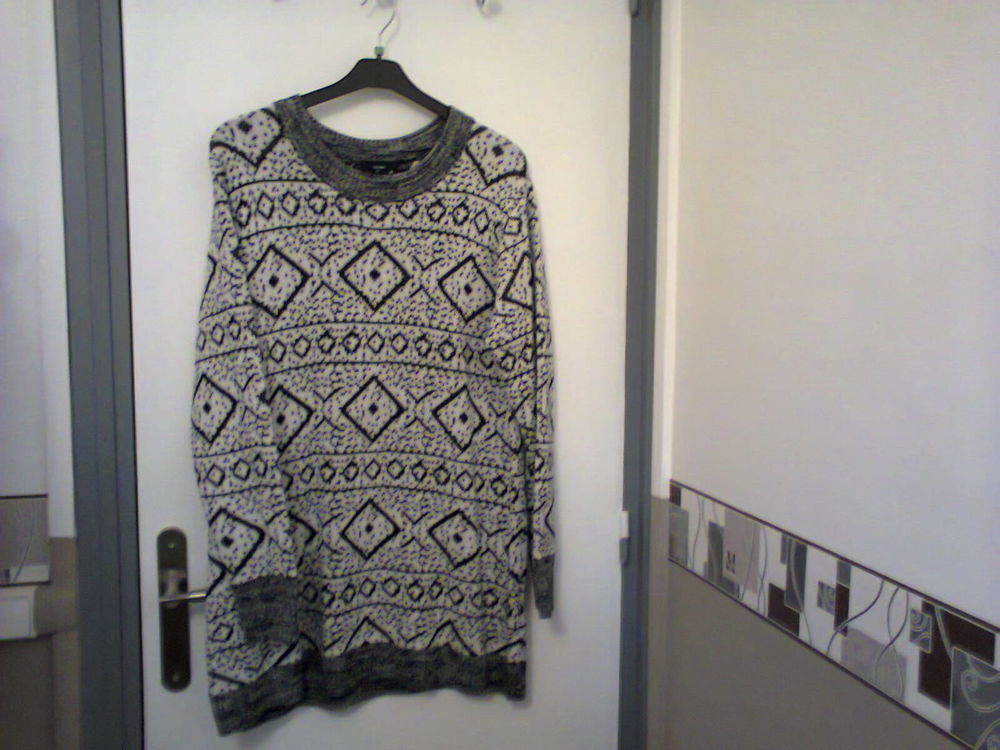 ROBE EN GROSSE LAINE BLANCHE ET NOIRE A MOTIFS. 0 Pierre-B�nite (69)