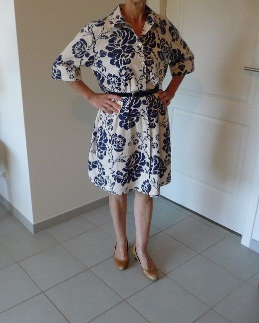 Robe ivoire fleurs stylis�es marines ZARA taille 38-40 40 Celles-sur-Belle (79)