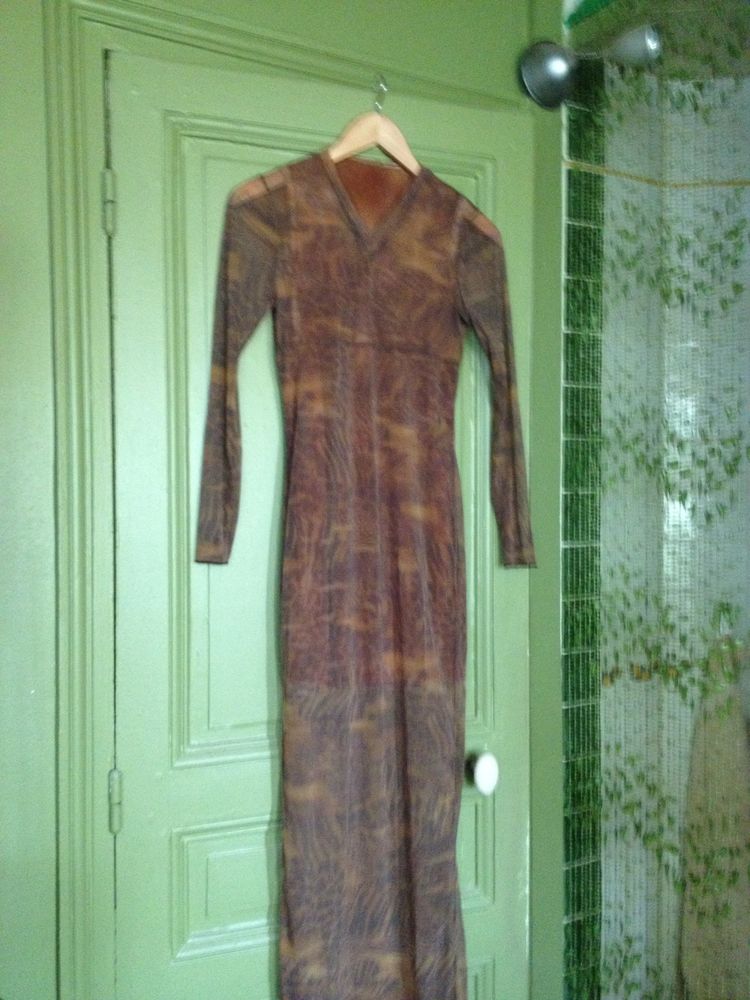 Robe longue pr�s du corps. 20 Paris 19 (75)