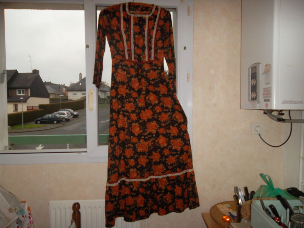 robe longue tissu l�ger et dentelle (manches longues) 70 Vezin-le-Coquet (35)