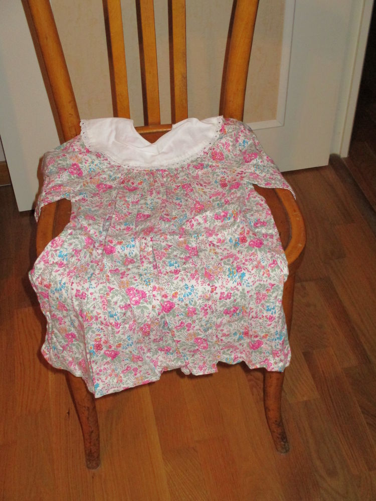 Robe � longues manches sur fond rose fleuri col blanc 0 M�rignies (59)