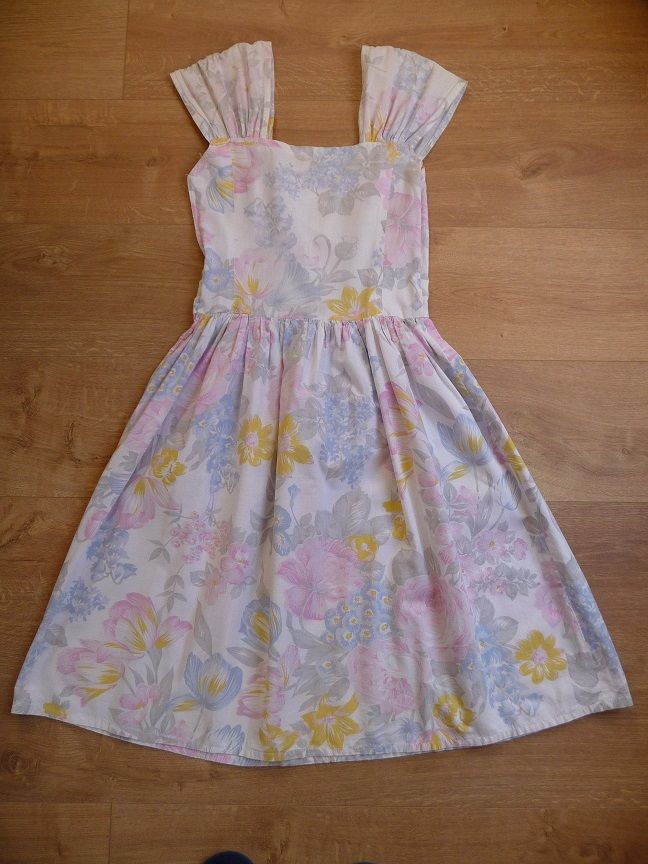 Robe motifs fleurs pastel taille 36 25 Celles-sur-Belle (79)