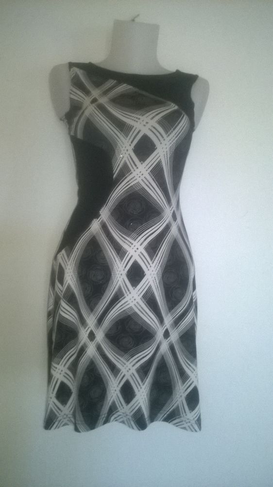 Robe moulante noir et grise 
Xanaka
Excellent etat
9 Talange (57)