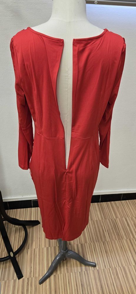 Robe moulante rouge 14 Nantes (44)