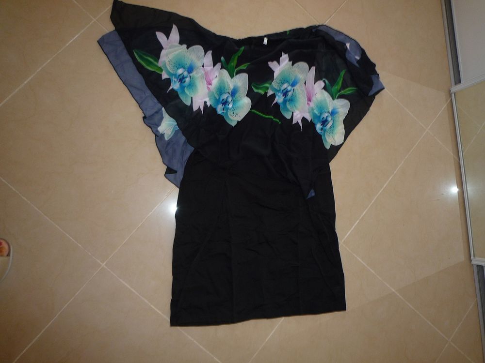 ROBE NEUVE CHIC NOIRE VOILE FLEURI 20 Agde (34)