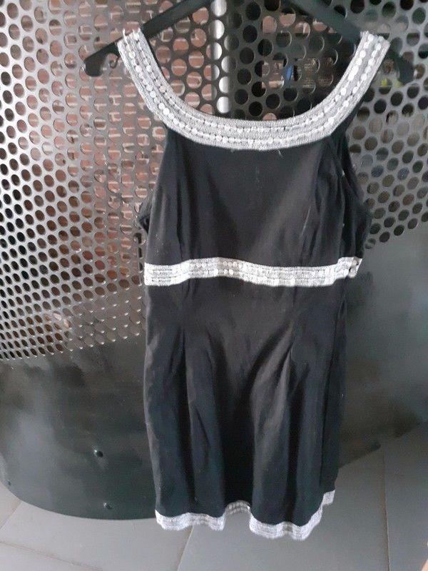 Robe noir avec bandes argent�s 5 Montreuil-le-Gast (35)