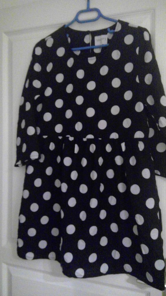 N� 315 ROBE NOIR A POIS BLANC
TAILLE L
4 Triel-sur-Seine (78)