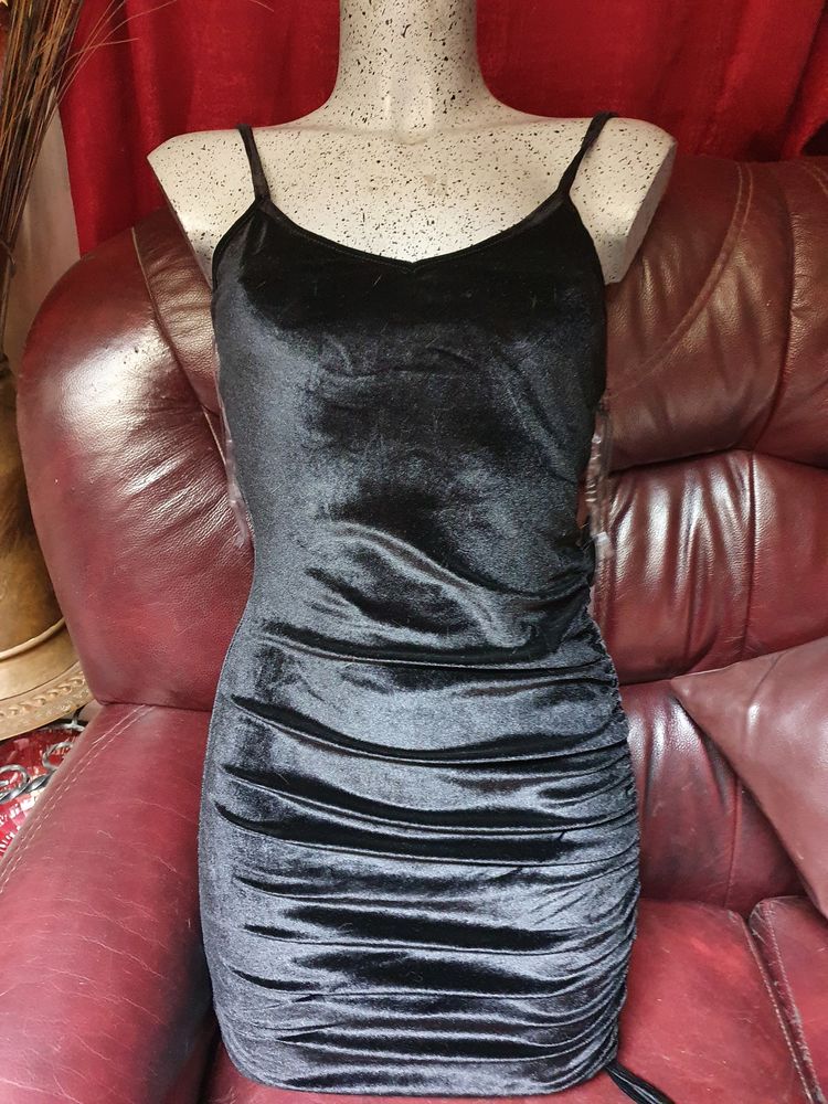 Robe noir en velours neuf 12 P�rigueux (24)