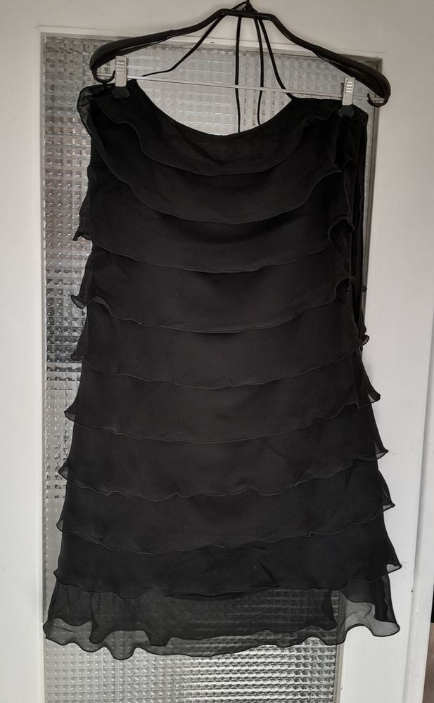 Robe noir � volants 15 L�zignan-Corbi�res (11)