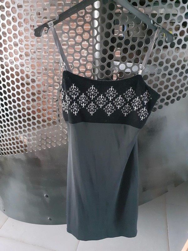 Robe noir 5 Montreuil-le-Gast (35)