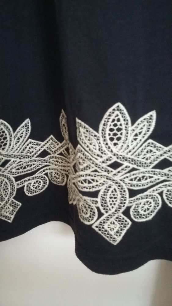 ROBE  NOIRE  AVEC BRODERIE 8 Leuville-sur-Orge (91)