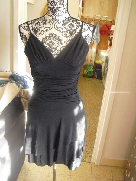 ROBE NOIRE bretelles r�glables a volants plaqu�s taille 36 12 Lyon 5 (69)