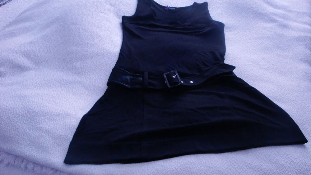 Robe noire en cr�pe Marque SINEQUANONE 20 Nimes (30)