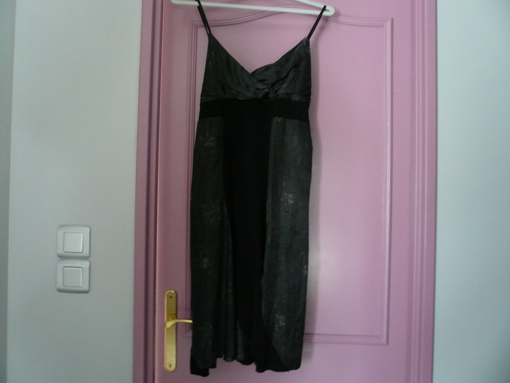 Robe noire bi mati�re T44 12 Franqueville-Saint-Pierre (76)