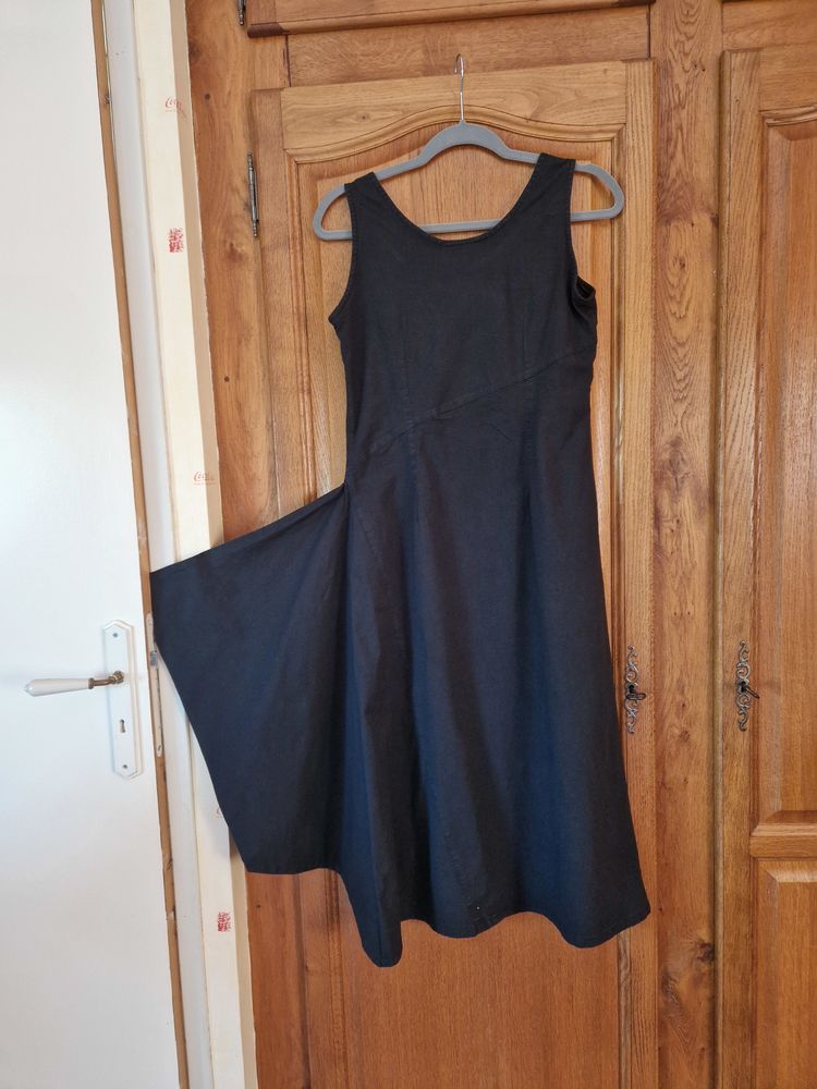 Robe. Noire   pour  ceremonie 30 Sainte-Croix-Hague (50)