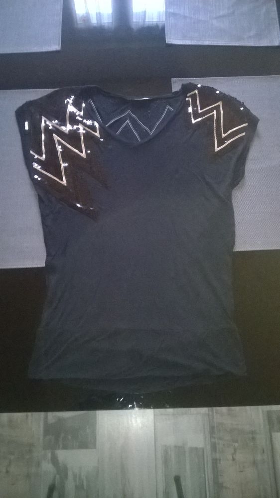 Robe noire 
H&M
Sans manches
Avec dorure
Taille M 38
10 10 Talange (57)