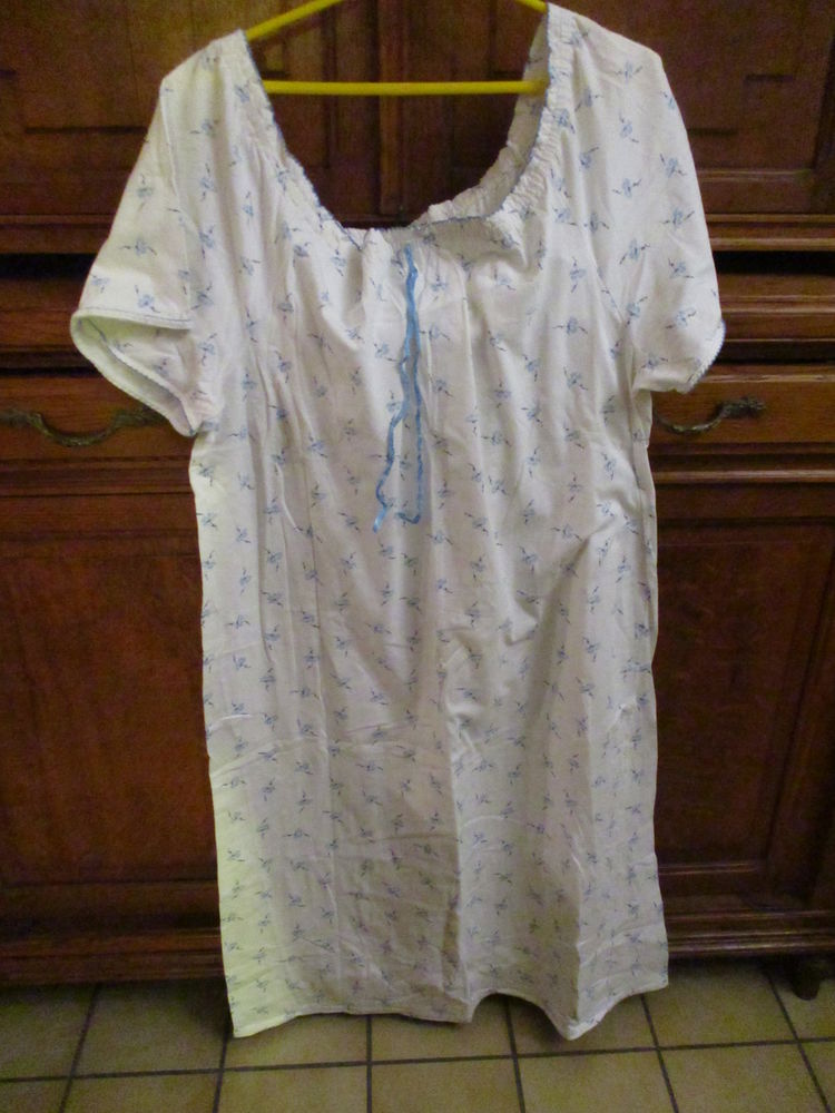 robe de nuit blanche avec petites fleurs bleues   0 Mérignies (59)