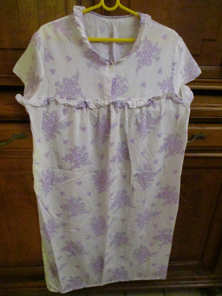 robe de nuit fleurie blanche et fleurs violettes  3 Mérignies (59)