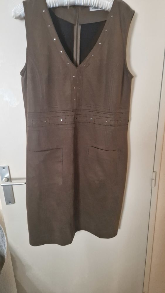 Robe en peau marron Christine Laure 25 Seynod (74)