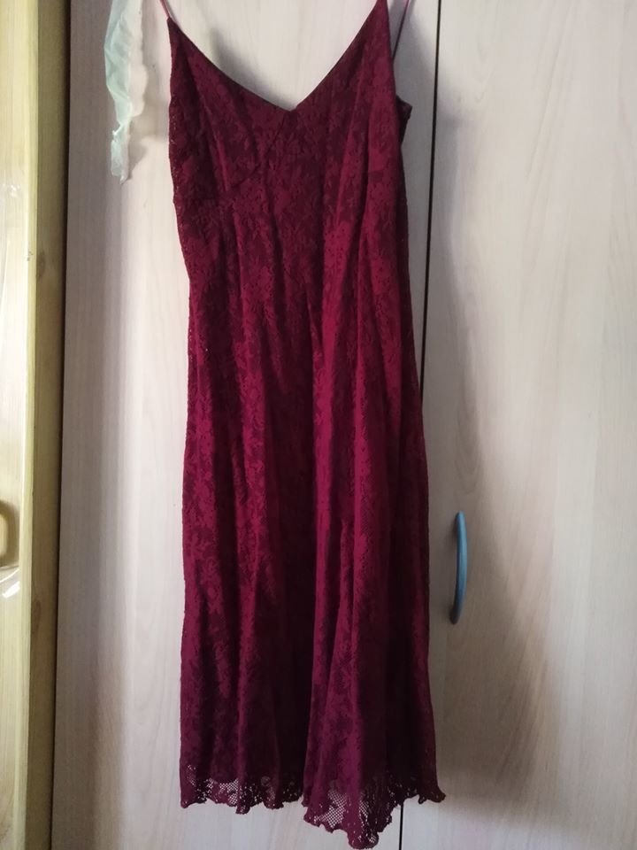 ROBE Rouge � dentelle 6 Gannat (03)