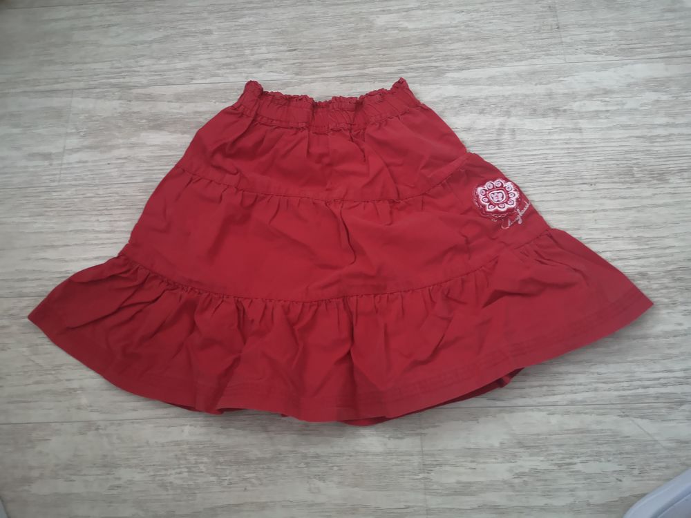 F 9 E (29) - 3 ans - Robe rouge  Longboard  2 Paris 13 (75)