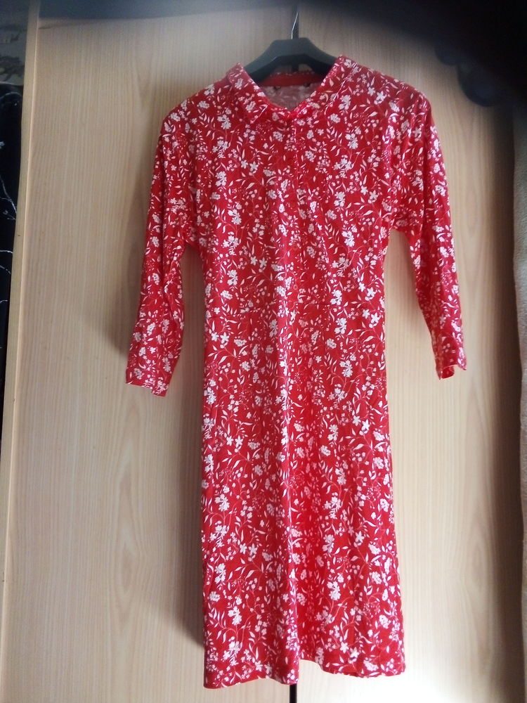 Robe rouge d'�t� � motifs feuilles blanches 5 Caen (14)