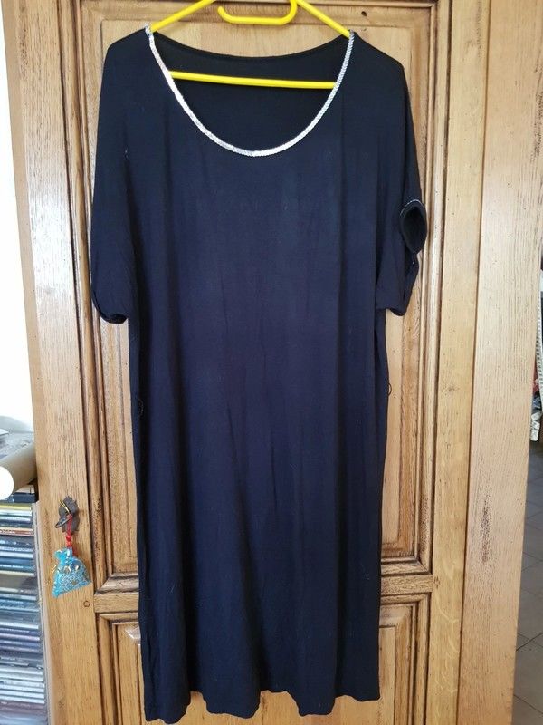 Robe t shirt en coton noir et strass neuve mesure aisselles 10 Viriat (01)