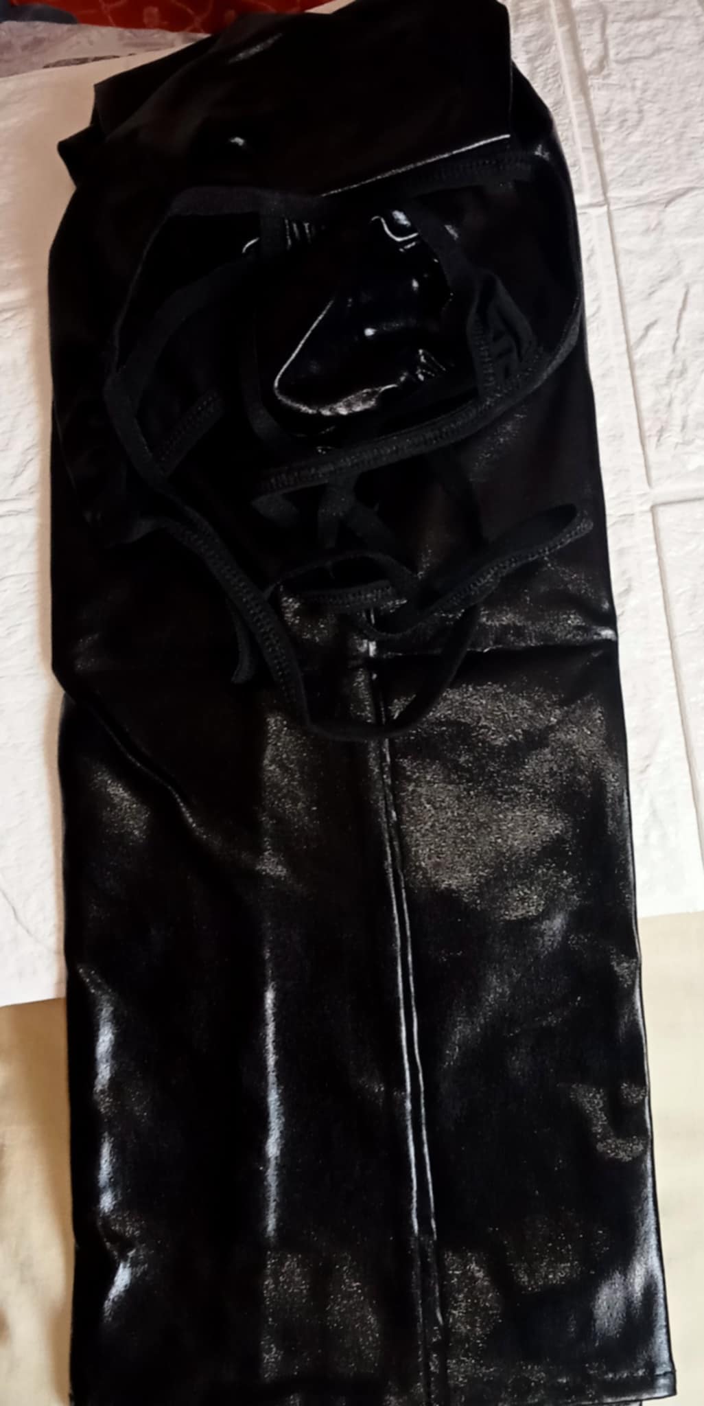 Robe de soir�e pour femme en faux cuir et dos nu. T L 
9 Lyon 9 (69)