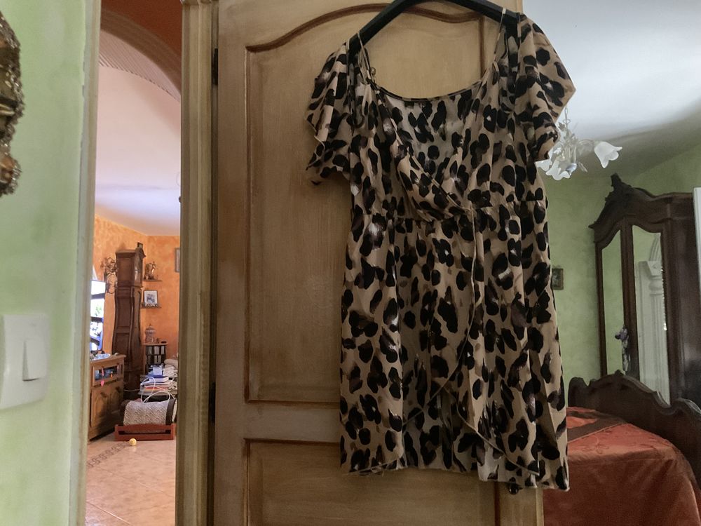 ROBE , tr�s moderne ouverte devant 33 Six-Fours-les-Plages (83)