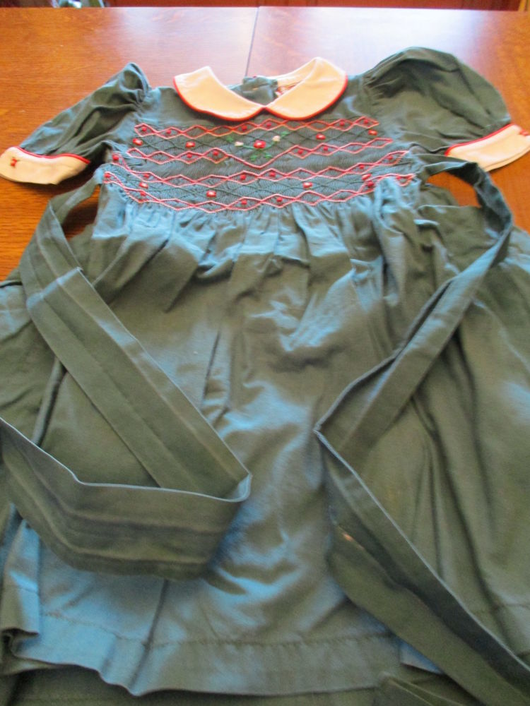 Robe vert fonc� avec fronces sur le haut et d�cor 0 M�rignies (59)