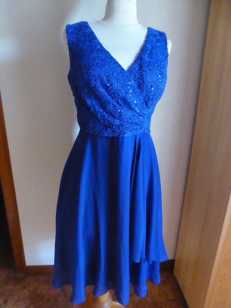 3 robes de c�r�monie 20 La Ch�taigneraie (85)