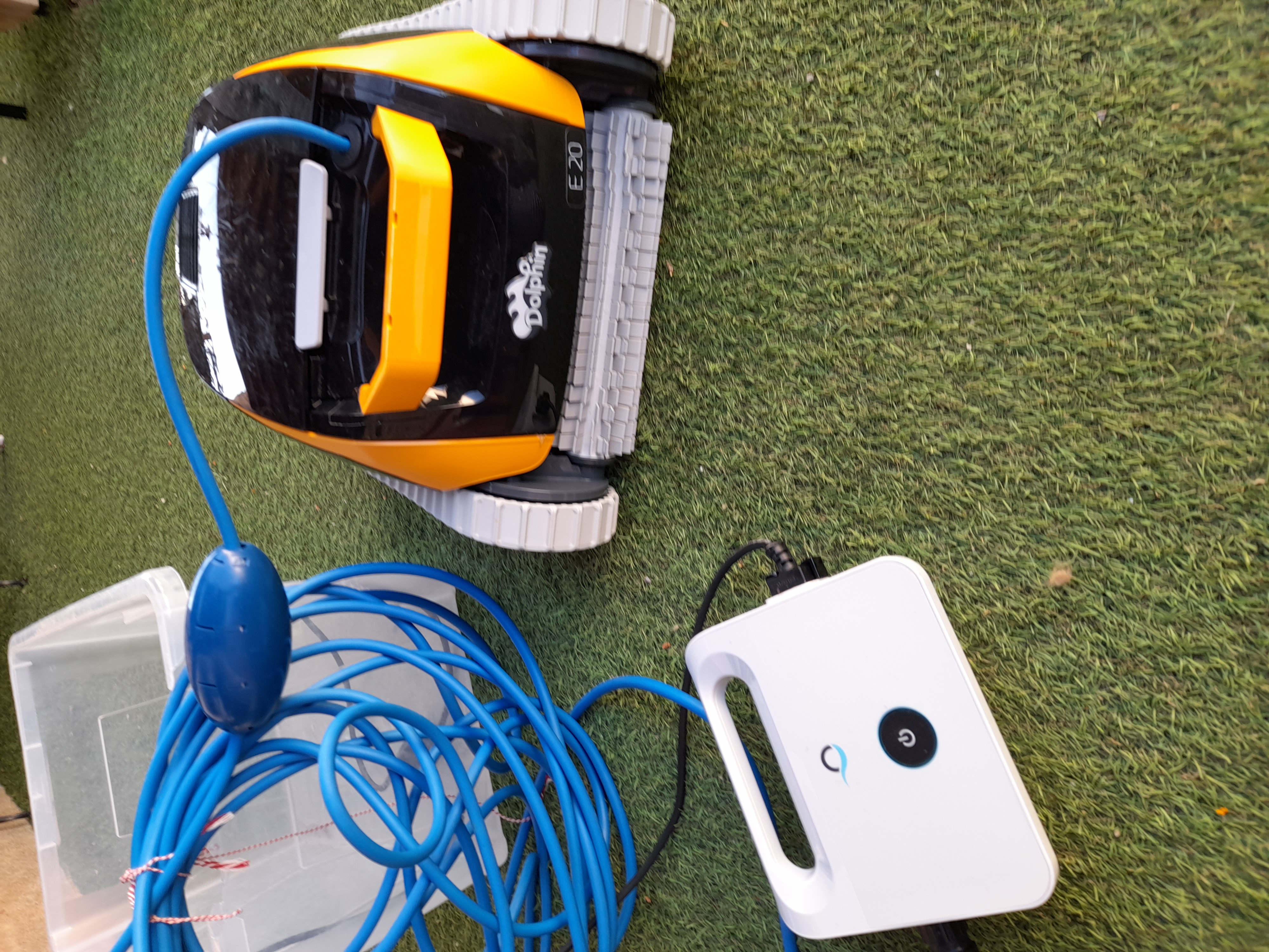 : Robot nettoyeur de piscine Dolphin E20 350 Fabrezan (11)