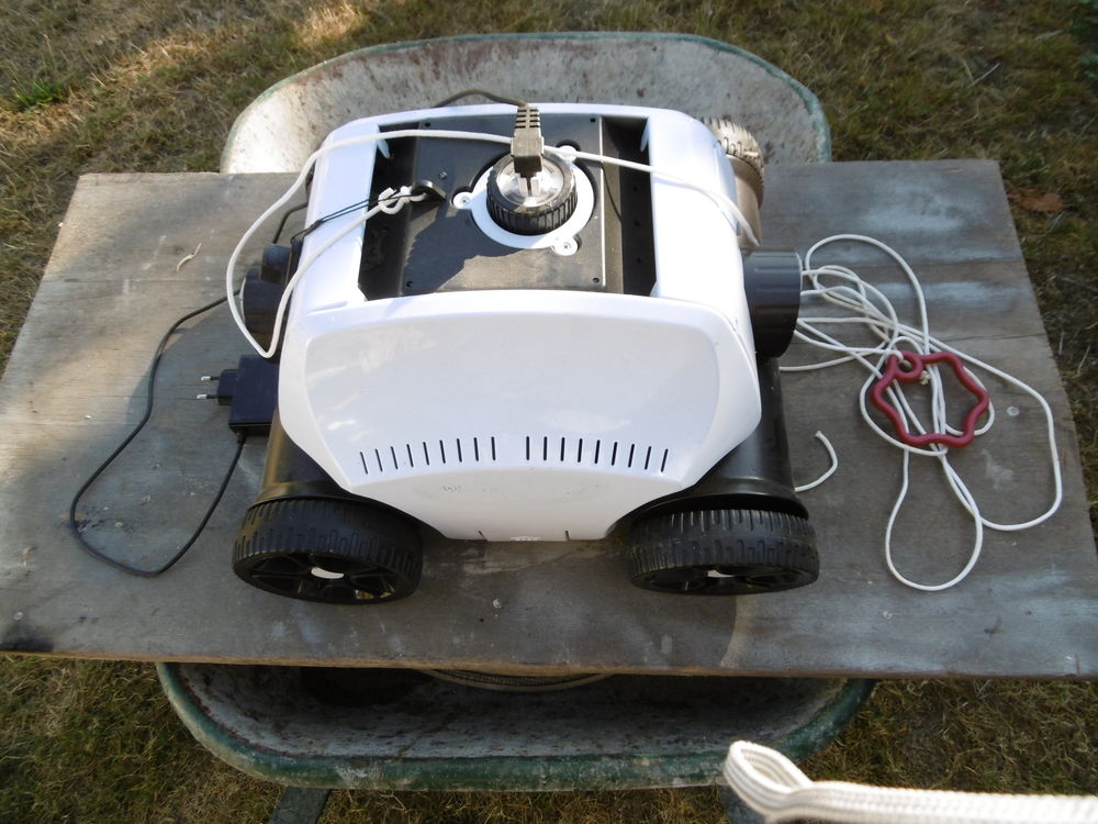 Robot de piscine sur charriot. 200 Le Poir�-sur-Vie (85)