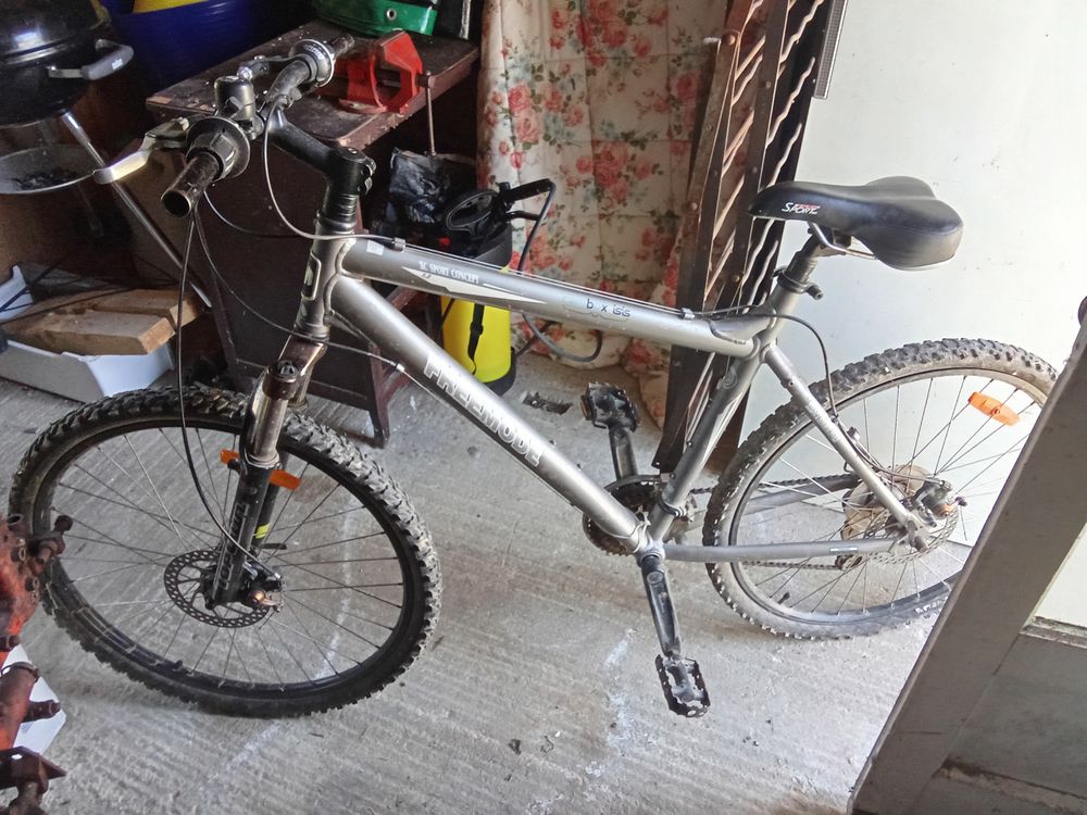 
ROCKRIDER
V�lo vtt randonnee  bleu grie  27,5 
200 Challans (85)