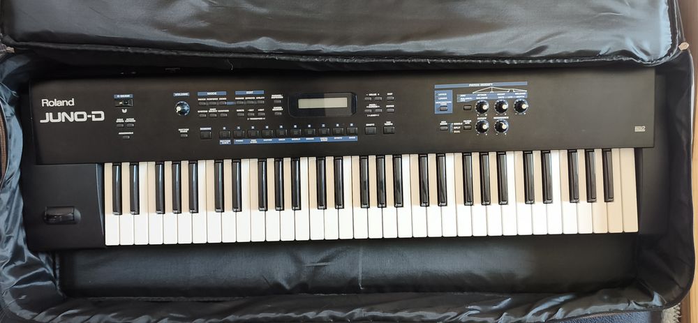 Roland Juno D + paire monitoring samson R�solv 50A 0 Saran (45)