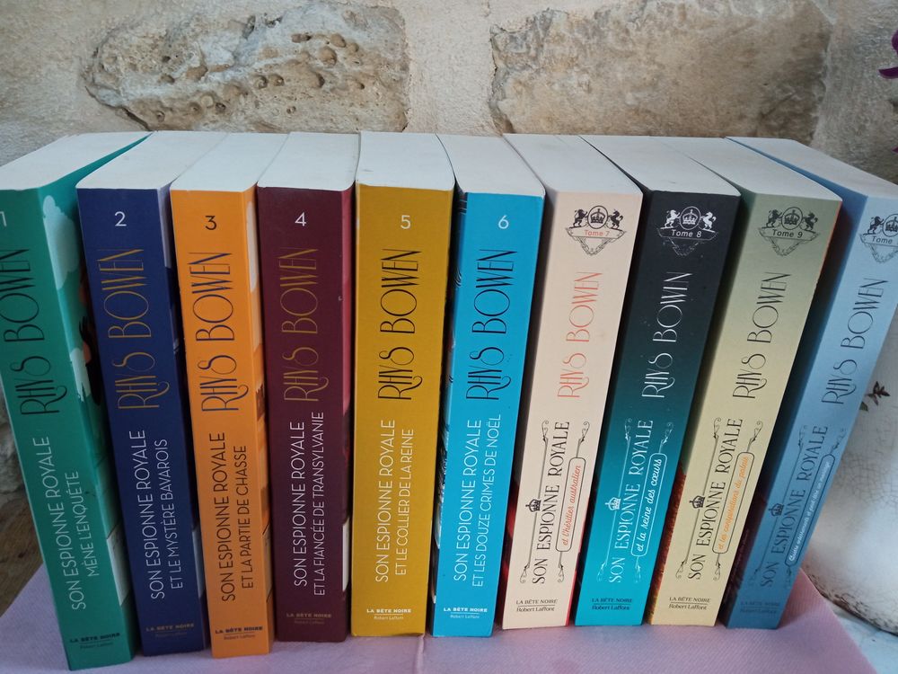 lot de 9 romans  Son  Espionne Royale  de Rhys Bowen. 100 Delincourt (60)