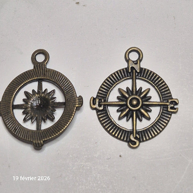 Lot de 15 roses des vent, breloques, en m�tal jaune, bronze 5 Saumur (49)