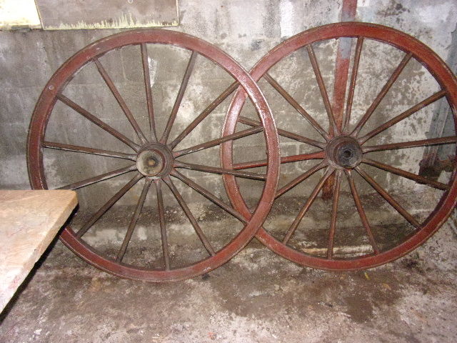 2 roues de charette ancienne  bois et cerclage m�tal - tr�s 50 Neau (53)