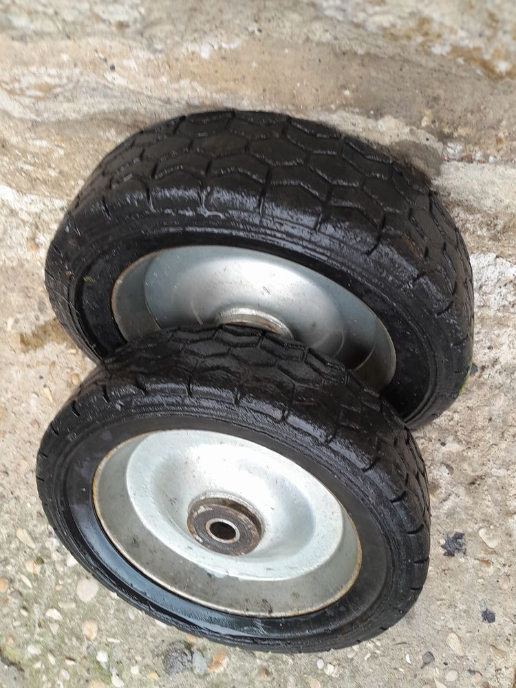 2 roues de tondeuse HONDA HR 216 30 P�ronnas (01)