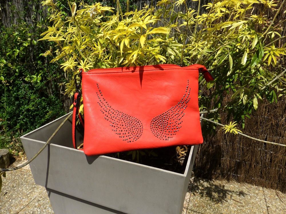 Sac rouge avec des ailes 10 Wattrelos (59)