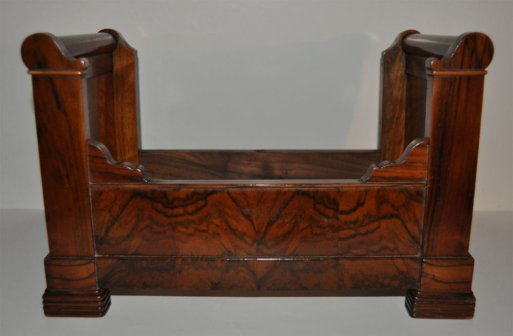 Lit rouleau ancien pour poup�e style Louis Philippe en noyer 120 Orl�ans (45)