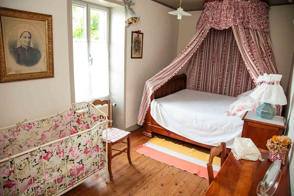lit à rouleau avec ciel de lit rideaux  300 Saint-Martin-des-Fontaines (85)